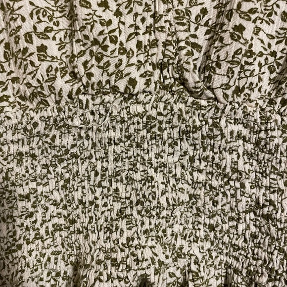 Green and Beige Floral V-Neck Puff Sleeve Top Paper Crane Size XS EUC - Picture 9 of 10